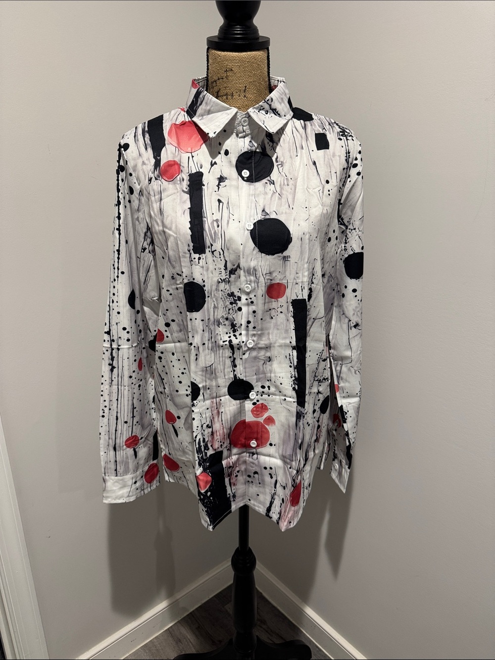 New Women’s Abstract  Long-Sleeve Button-Up Shirt - White with Black & Red/Pink